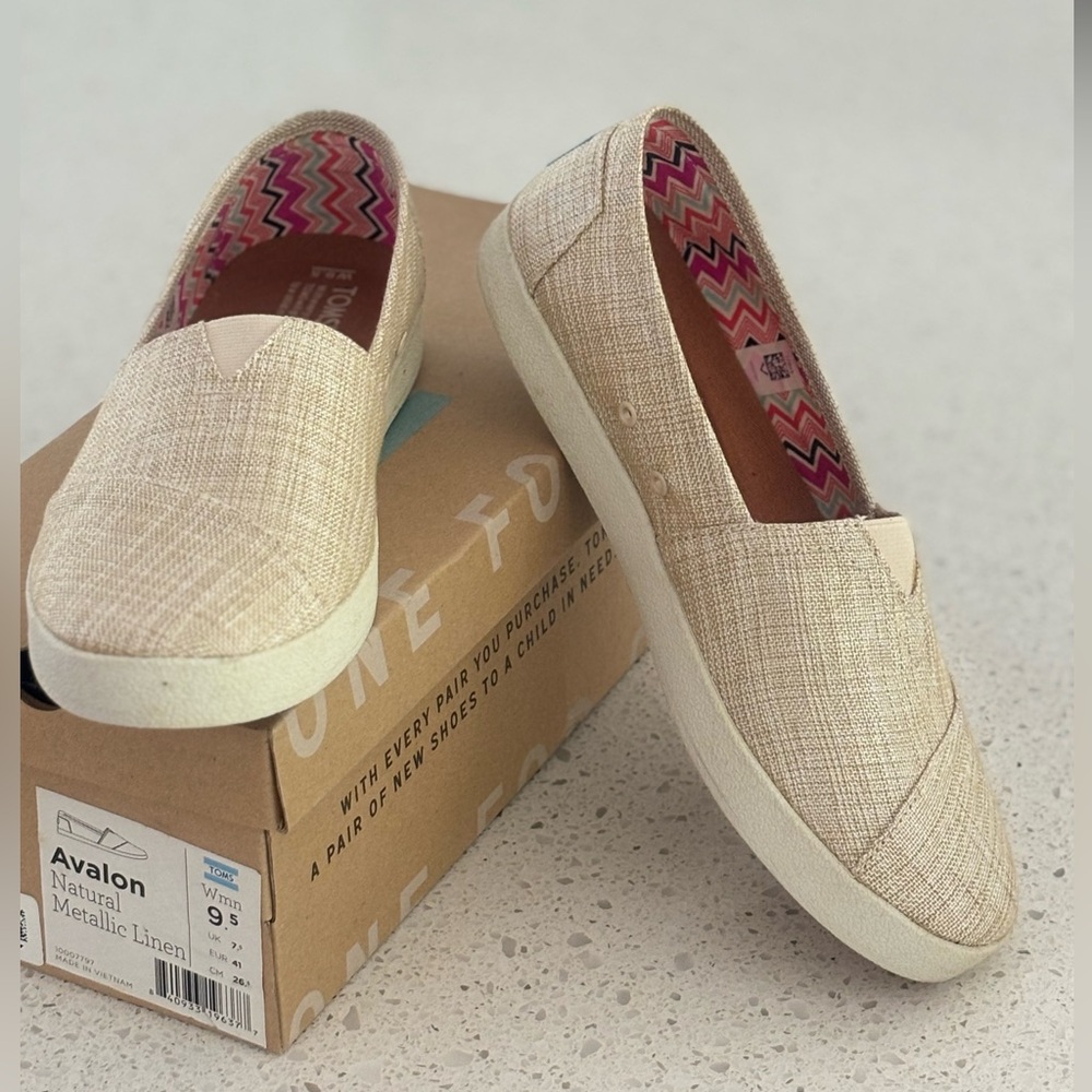 Toms “Avalon” Natural Metallic Linen Women's Flats. Size 9.5. Never worn.
